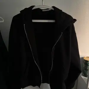 Säljer en knappt använd svart zip hoodie från weekday. Skick 10/10. Nypris 500kr. Hör av er vid funderingar.