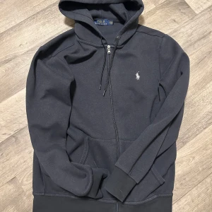 Svart hoodie från Polo Ralph Lauren - Säljer en stilren svart hoodie från Polo Ralph Lauren.  I skick 7/10 Passar storlek S