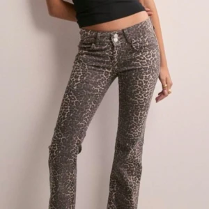 Leopardmönstrade byxor - Säljer dessa snygga leopardmönstrad jeans från Nelly. Lågmidjade och bootcut💕💕.         Säljer dom då jag inte fått användning av dom( max använt 3 ggr) Är i storlek 38 och perfekta för mig som är 168 cm lång. 