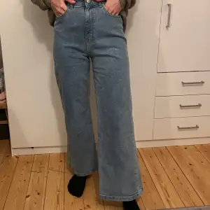 Säljer ett par snygga blå jeans med hög midja och wide fit. Perfekta för en avslappnad stil och passar till alla tillfällen. De är i mycket bra skick och superbekväma att ha på sig. Perfekta för både vardag och fest!