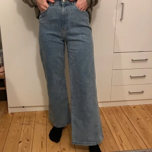 Blå jeans med hög midja - Säljer ett par snygga blå jeans med hög midja och wide fit. Perfekta för en avslappnad stil och passar till alla tillfällen. De är i mycket bra skick och superbekväma att ha på sig. Perfekta för både vardag och fest!