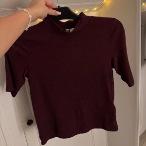 Polotröja - Säljer en snygg vinröd polotröja med korta ärmar. Perfekt för både vardag och fest! Toppen har en enkel och stilren design som gör den lätt att matcha med olika outfits. Den är i bra skick och passar perfekt till höst- och vårgarderoben. Storlek S, pris 30:-