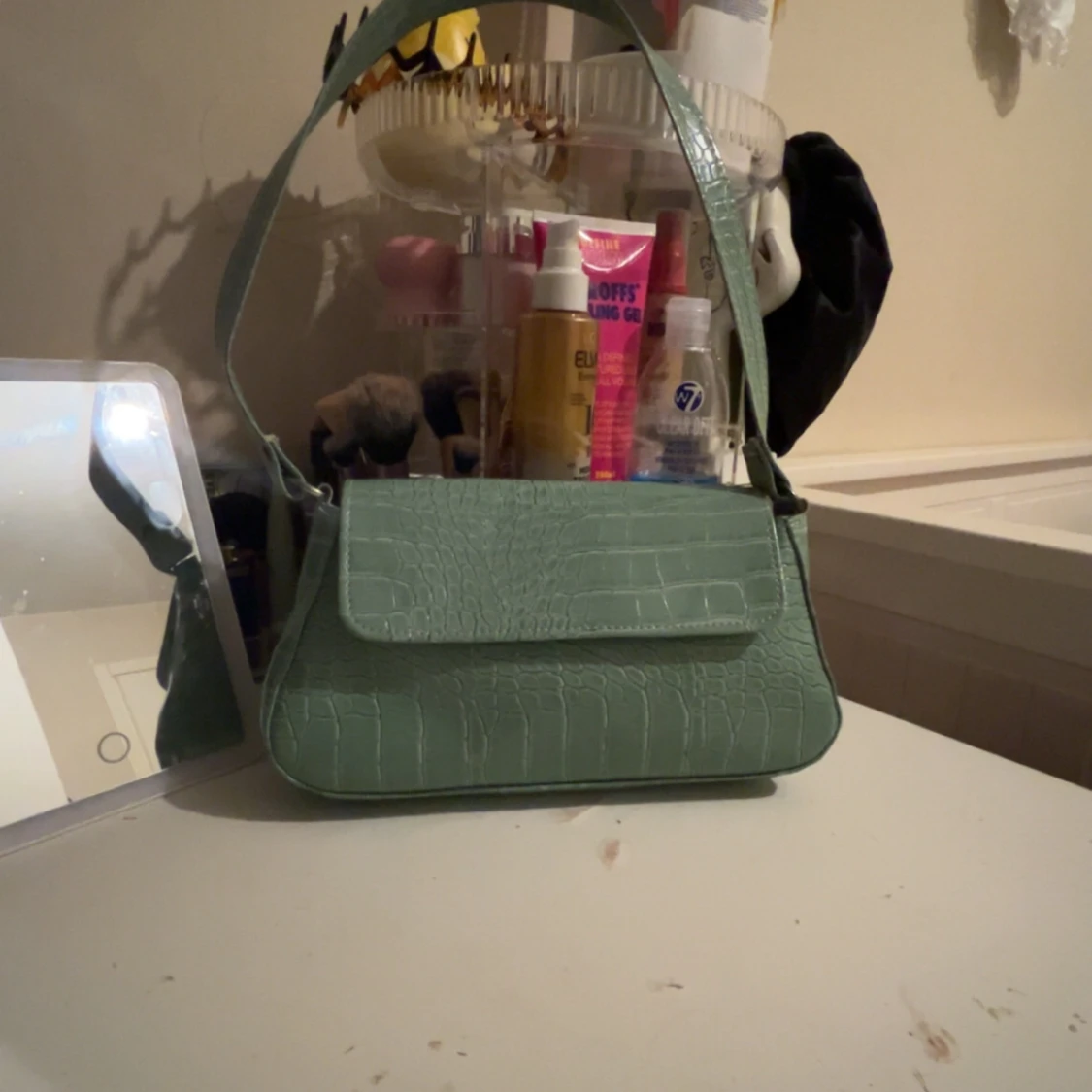 Grön axelväska med krokodilmönster