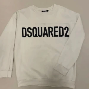 Tröja från dsquared2  - Säljer en snygg vit sweatshirt från Dsquared2 i storlek XL men sitter som L. Perfekt för både vardag och fest! Priset kan diskuteras vid snabb och smidig affär mvh Axel🤩