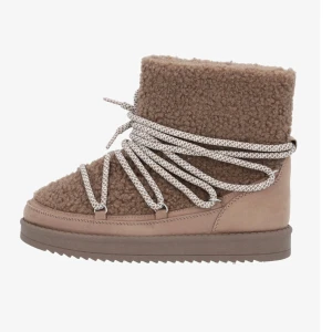 inuikii - inuikii likande skor. Helt onvända. Nypris 1200kr säljer då dem är för små i storleken. Är 42 men passar som 40-39