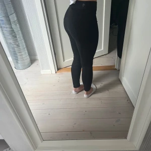 Svarta ridbyxor med hög midja - Säljer ett par svarta ridbyxor i nyskick, använt fåtal gånger🖤 De är högmidjade och har en tight passform som ger bra stöd. Helskodda. Storlek 160 barn, (XS). Köpta på Ullared, vet inte märke. Säljer då de inte kommer till användning. 