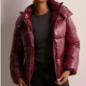 nelly pufferjacka - intressekoll på min vinröda jacka från nelly, använd 2 gånger🙏🏼jackan är i storlek xs och är väldigt skön och varm nu på vintern ❣️skriv för fler bilder