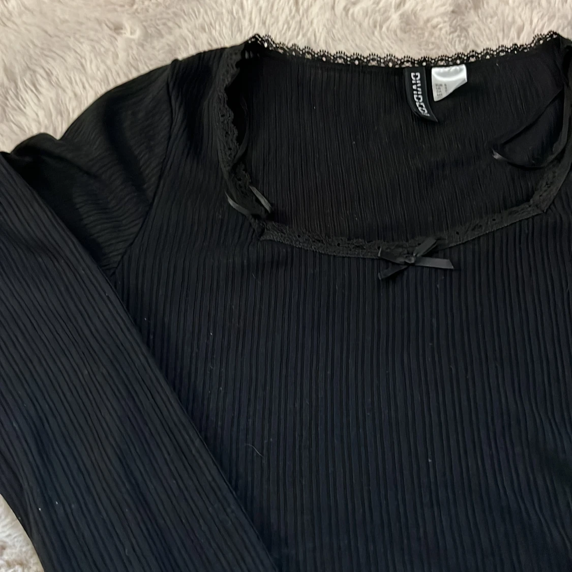 Svart ribbad topp från Divided - 90