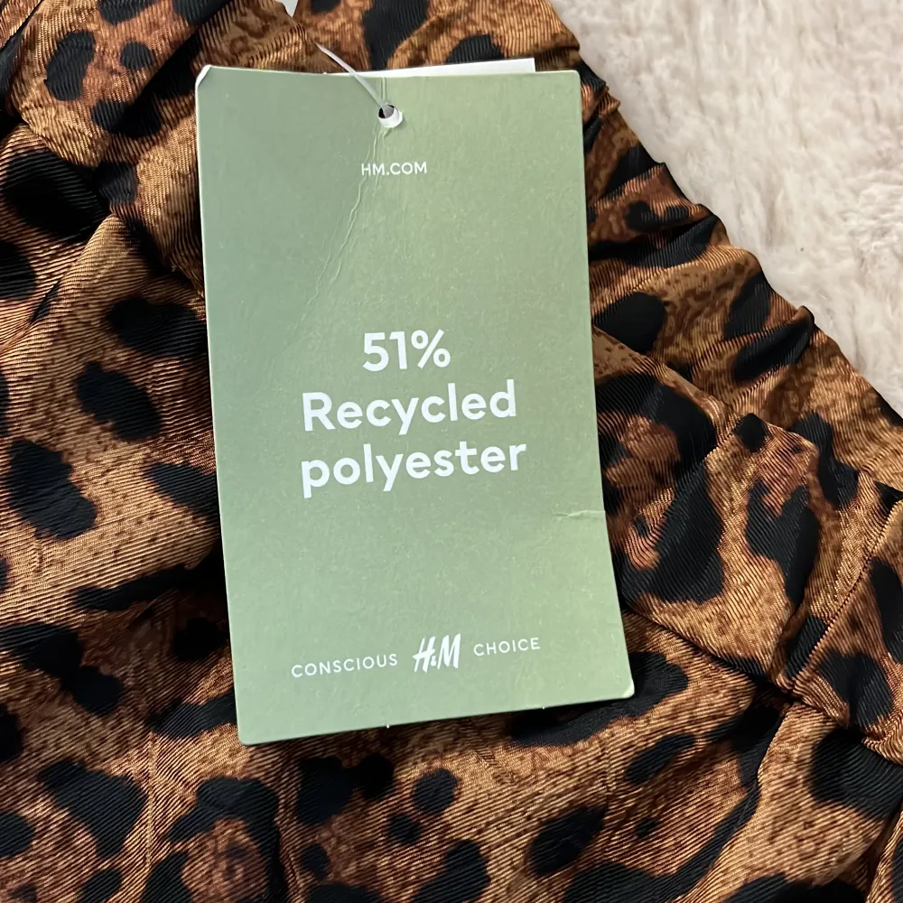 Säljer en supercool leopardmönstrad kjol i brunt och svart. Kjolen är i ett mjukt och glansigt material, perfekt för att sticka ut på festen eller bara för en vardagslook med attityd. Den har en elastisk midja för extra komfort. Passar perfekt till både sneakers och klackar! Men slits på båda sidorna.. Hameet.