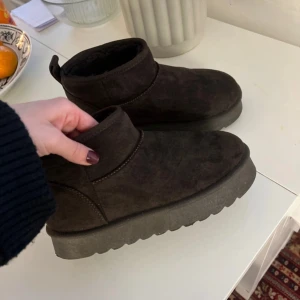 Bruna platå boots (använda en gång igår)  - Uggs likande boots, använda en gång igår, men kände sedan att de var lite stora. Är normalt sätt en 35,5/36! Har köpt ett par mindre, likadana då dessa annars var jättesköna! Köpta på Zalando. Köpta förra veckan för 580kr. Så helt nya nästan 