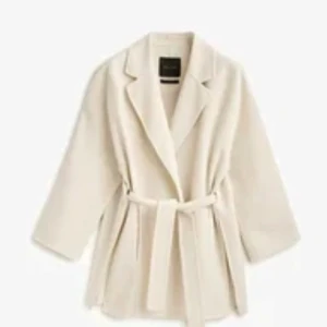 Kort kappa Massimodutti - Helt slutsåld kappa från massimodutti i creme. Skriv för egna bilder. Endast använd fåtal gånger. Nypris 2999kr 