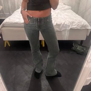 Lågmidjade jeans med Bootcut   - Lågmidjade grå blå jeans med dragkedja 