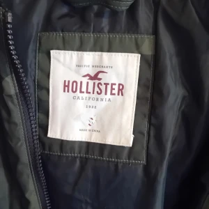Camouflagejacka från Hollister - Säljer en snygg camouflagejacka från Hollister i bra skick. Jackan har en dragkedja och är perfekt för höst och vår. Den är långärmad och har en cool, avslappnad stil. Perfekt för dig som vill ha en stilren look med lite edge!