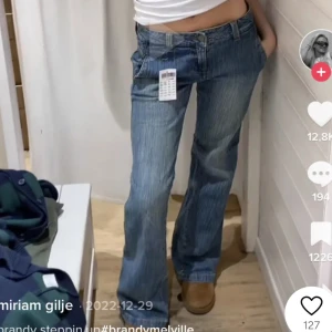 Blå bootcut jeans från Brandy Melville - Snygga blå bootcut jeans från Brandy Melville. Lite insydda i midjan men superenkelt att bara sprätta bort de om man vill!