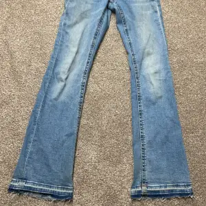 Säljer ett par snygga blå bootcut jeans från Gina Tricot. De har en klassisk femficksdesign och är i bra skick. Dom är i storlek 152 