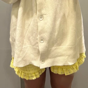 Gula shorts från Stine Goya  - Säljer ett par söta gula shorts med volangdetaljer. Perfekta för sommardagar och super sköna😍