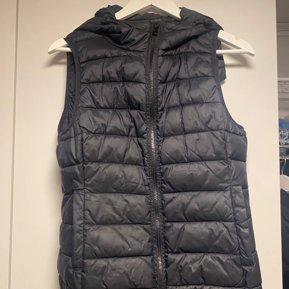 Svart dunväst från Only