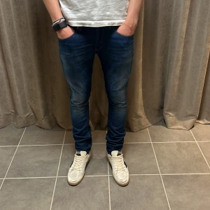 Dondup 31 - Säljer dessa dondup jeansen i storlek 31 | extremt bra skick, använda fåtal gånger | modellen på bilden är 184 cm| George |