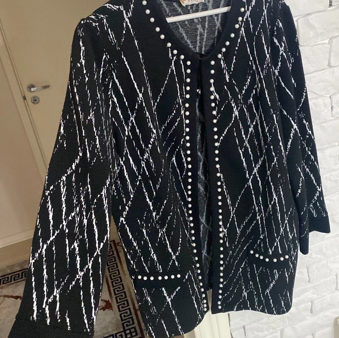 Svart och vit mönstrad kappa - 90