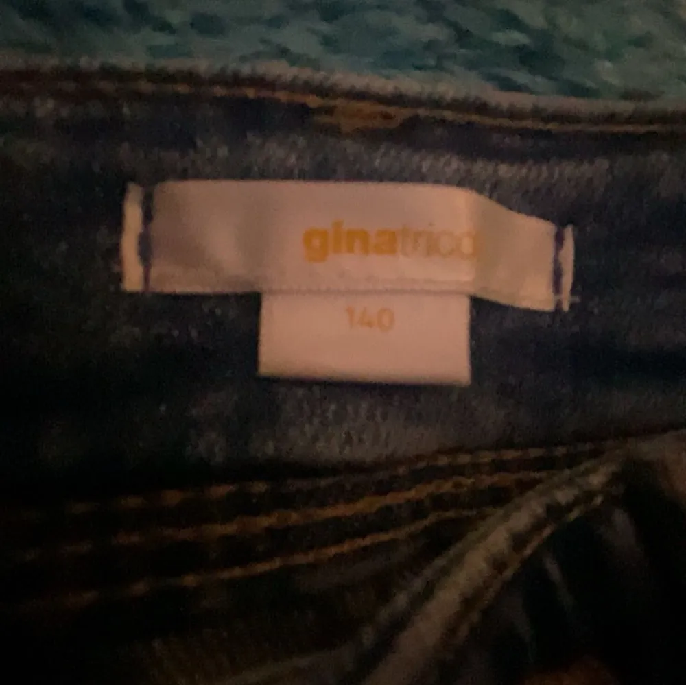 Gina jeans som ser ut som dom populära weekday jeansen. Storlek 140 men dom va tyvärr för små för mig🩷. Jeans & Byxor.