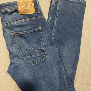 Blå jeans från Petrol Industries - Säljer ett par snygga blå jeans från Petrol Industries i bra skick. 