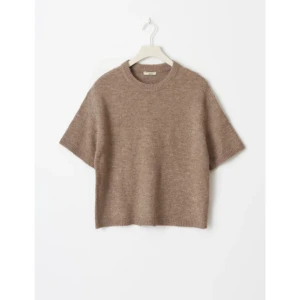 Beige stickad tröja från Selected Femme - Säljer en superfin beige stickad tröja från Selected Femme. storlek: S/M. Färgen syns tydligare på bild 3.