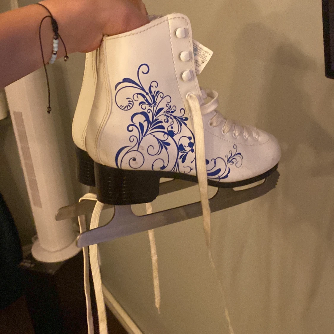 Vita konståkningsskridskor med blått mönster - 91