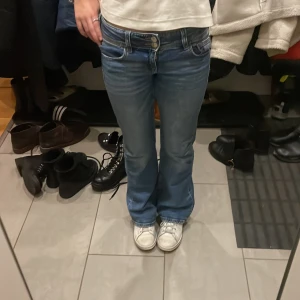 Bootcut jeans - Populära jeans från Ginatricot. Inge defekter utan bara en liten vit fläck vi en av sömmarna som man inte tänker på!