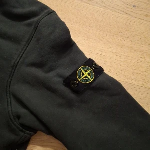 Stone Island tröja - Säljer en svart tröja från Stone Island. Den är i mycket bra skick och har en klassisk design med långärmade ärmar. Perfekt för höst och vinter. Den är i storlek XS. Om du har andra frågor är det bara att skicka ett meddelande ✅️