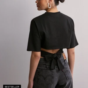 Svart topp med knyt - Säljer denna populära toppen från nelly då den är lite för stor för mig🤍 slutsåld i strl xs, nypris 249kr. aldrig använd 