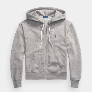 Grå hoodie från Ralph Lauren - Säljer en grå hoodie från Ralph Lauren. Endast använd en gång och väl bevarad! Priset går självklart att diskuteras och bättre bilder vid kontakt🤗🤗🤗