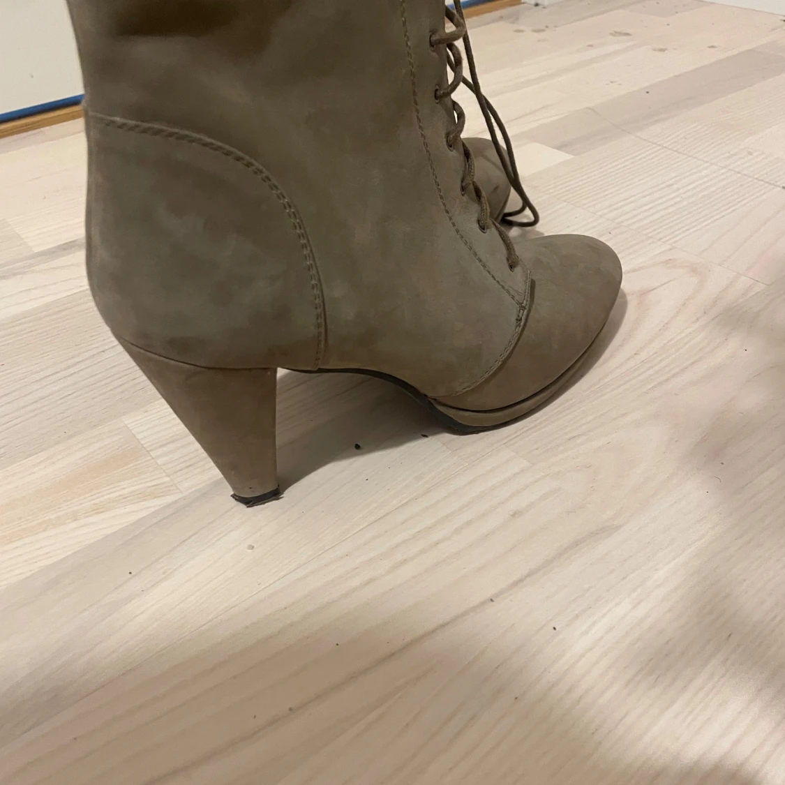 Beige boots med klack och snörning - 92
