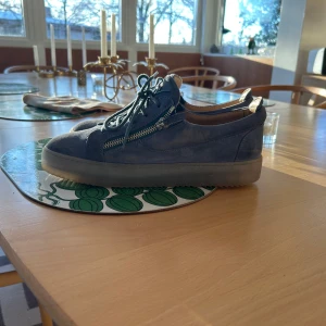 Giuseppe Zanotti skor - Säljer dessa snygga Giuseppe Zanotti skor som är i bra skick och passar till det mesta. Skorna är i storlek 46. Hör av er för mer frågor!