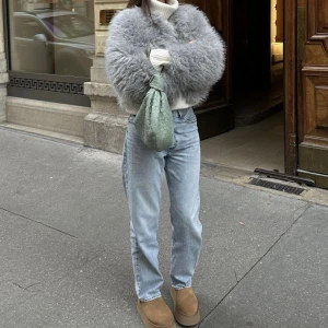 Grå pälsjacka - Snygg och fluffig grå pälsjacka! Perfekt för att hålla sig varm under kyliga dagar ❄️⛄️