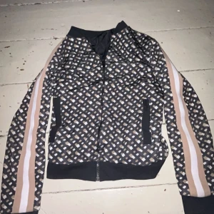 Hugo boss - En Hugo boss zip tröja, nyskick,Storlek M i herr,Den är limited edition och finns inte på nätet, det finns även skann på den som tar dig till Hugo boss hemsida Kan även prutas vid snabb affär! 