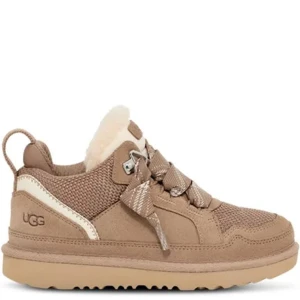 Beige sneakers från UGG - Säljer ett par snygga och bekväma UGG lowmell. Perfekta för höst och vinter med sin varma insida. Skorna är oanvända då jag fick dom i fel storlek❤️