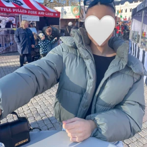 Vinter jacka  - Super snygg vinter jacka köpt från Zara i storlek 36. Använd ett fåtal gången men ser ut som ny, inga skador! 🤍