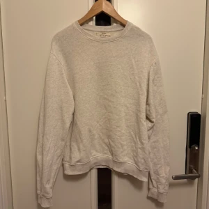 Grå sweatshirt från Zara Origins - Säljer en stilren och bekväm grå sweatshirt från Zara Origins. Perfekt för både vardag och mysiga stunder. Tröjan har en klassisk rund hals och långa ärmar. Tillverkad i Portugal, vilket garanterar bra kvalitet. Passar perfekt till jeans eller mjukis för en avslappnad look.