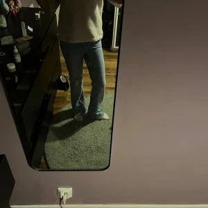 Ljusblå jeans med slitningar - Säljer ett par ljusblå jeans i bra skick. De har en straight passform och är lågmidjade. Jeansen är från Gina Tricot är i barnstorlek 146. Perfekta för en avslappnad vardagslook!