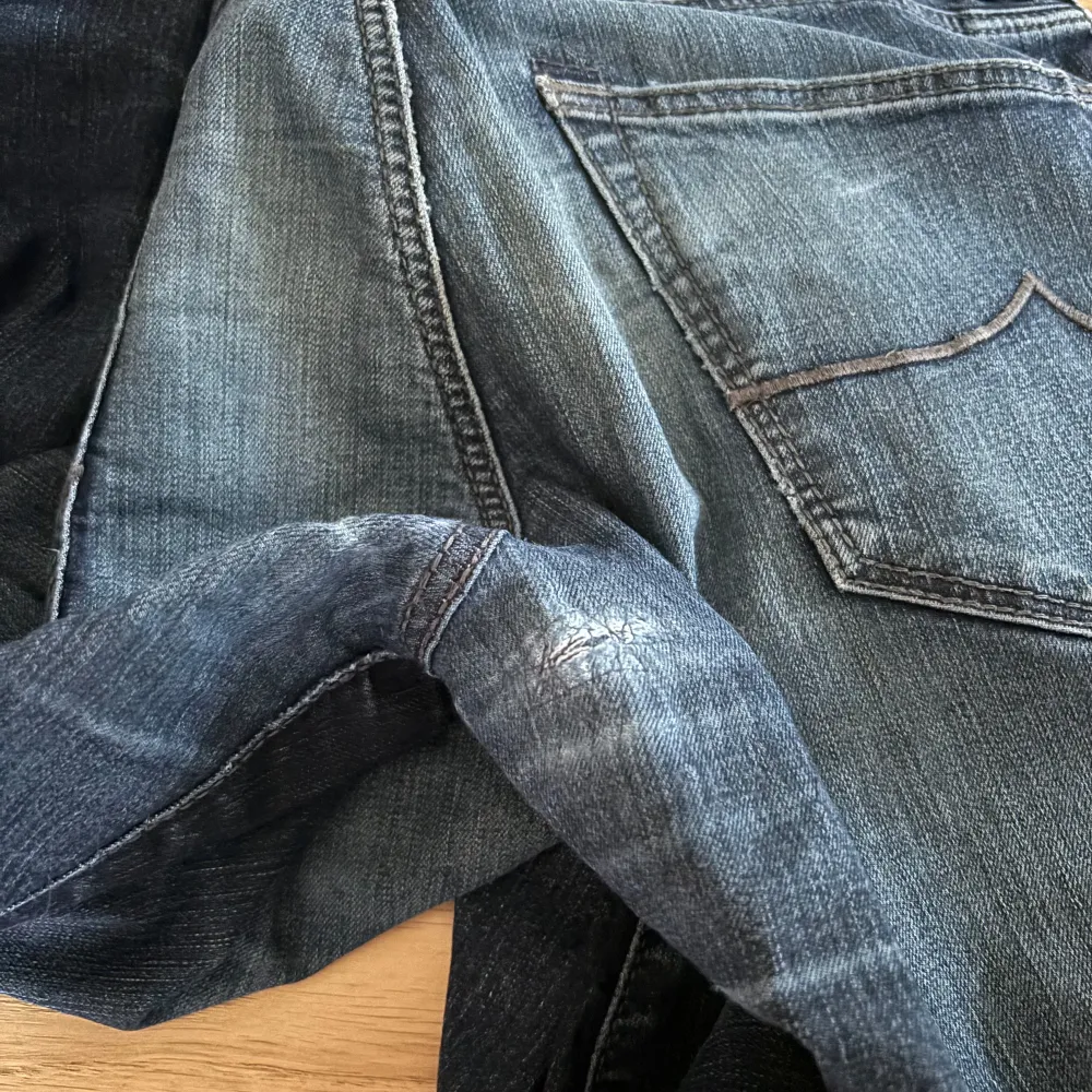 Sköna Jacob Cohen Jeans med Ljusblå Badge | Storlek 30 | Modell 696, sitter riktigt bra, slim fit | Skick 7/10 | Lagade i skrevet men inget som syns eller märks vid användning | Nypris 5000kr+ vårt pris 899 kr | Hör av dig vid frågor eller funderingar✌️. Jeans & Byxor.