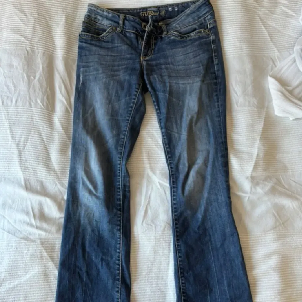 Skit snygga guess jeans, köpta på Plick men säljer då de inte passade mig❤️  midjemått-37cm   innebenslängd- ca 80cm. Jeans & Byxor.