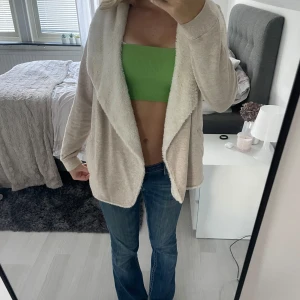 Beige kofta med fuskpäls😍💗 - Mysig beige cardigan som passar bra nu till vintern. Perfekt för kyliga dagar, med en avslappnad passform och långa ärmar. Enkel att matcha med olika outfits.💓