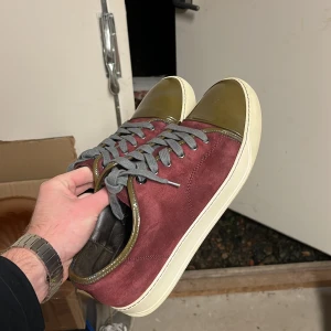 Lanvin skor - Lanvin skor i storlek uk9/eu43 men passar 44. Skorna är i väldigt bra skick utan några deffekter. 