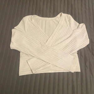 Vit ribbad omlottopp från Shein - Vit topp från Shein 🤍