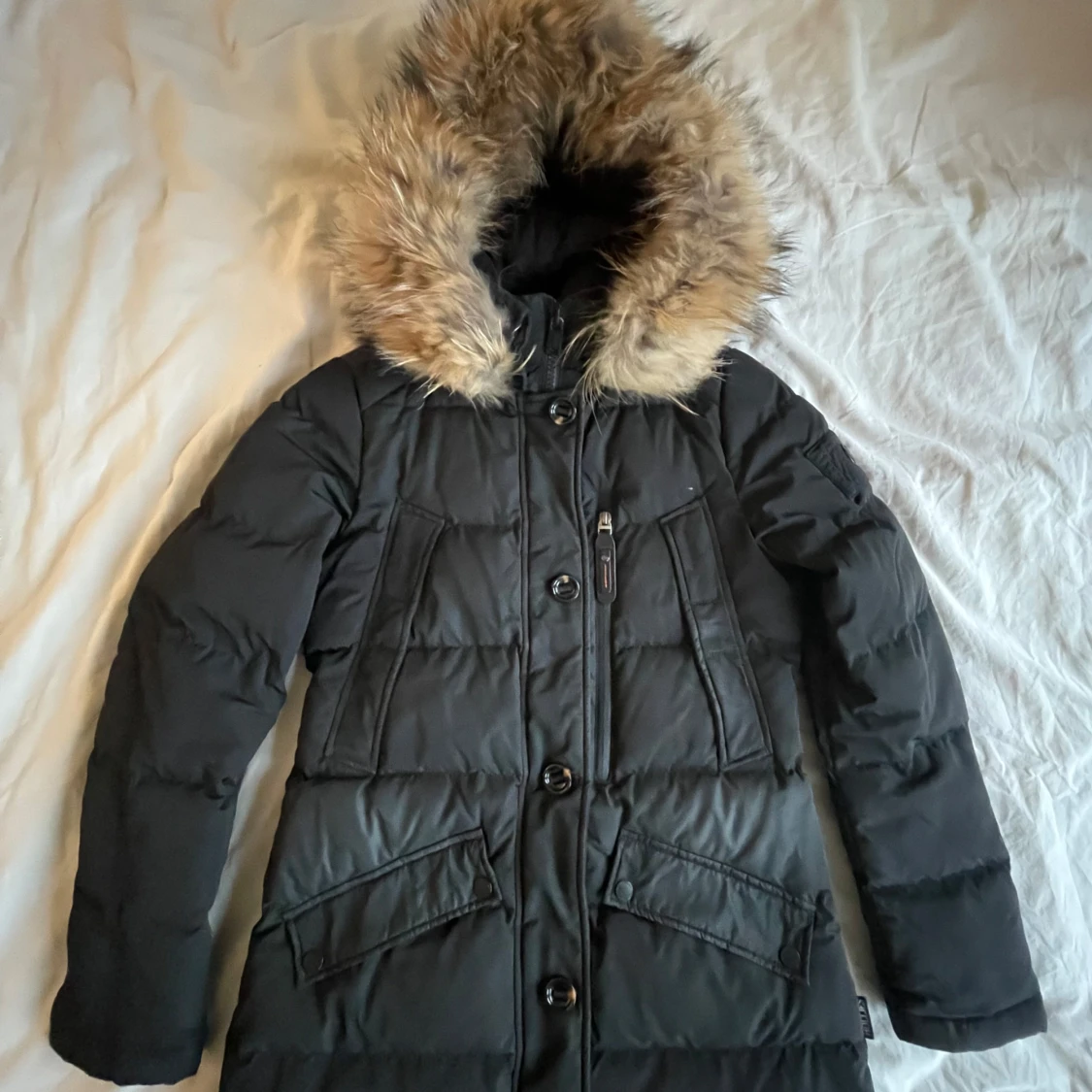 Svart dunjacka med päls från Hollies