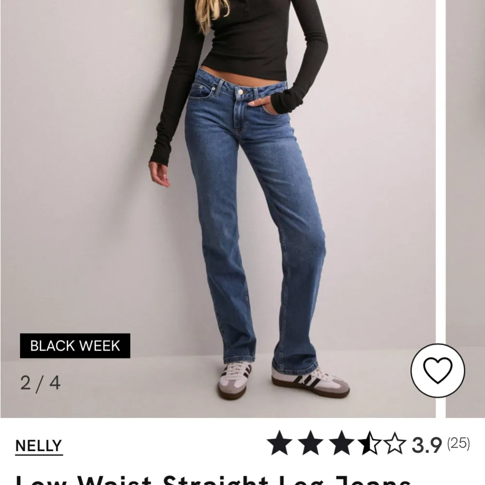 Säljer ett par snygga blå lågmidjade jeans från Nelly. De har en straight passform och klassisk femficksdesign.. Jeans & Byxor.