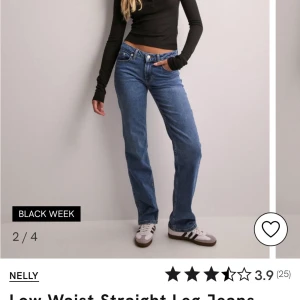 Blå lågmidjade jeans från Nelly - Säljer ett par snygga blå lågmidjade jeans från Nelly. De har en straight passform och klassisk femficksdesign.