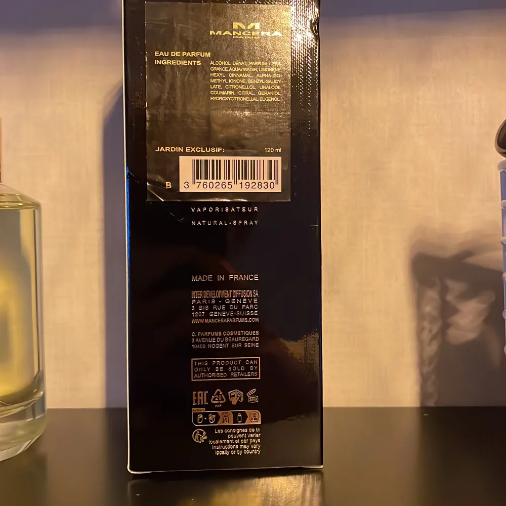 Säljer en  flaska av Mancera Jardin Exclusif Eau Parfum. Flaskan är ny och väldigt fin och har en magnetisk kork. Den rymmer 120 ml. Perfekt för dig som älskar söta sommar parfymer. Kommer i originalförpackning. Och den är nästan full för jag har bara tagit runt 3 spray.. Parfym.