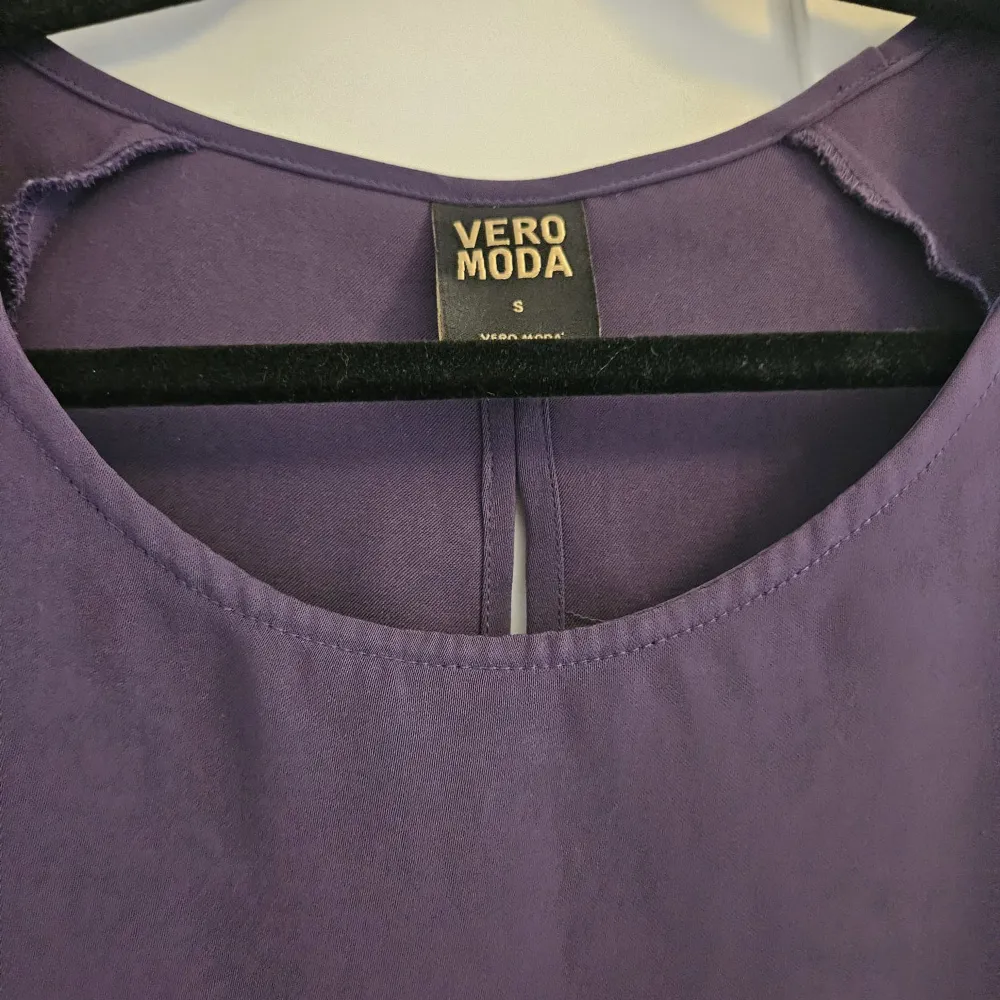 Snygg lila ärmlös topp från Vero Moda i storlek S. Perfekt för sommardagar eller som ett lager under en kavaj. Toppen har en enkel och stilren design med rund halsringning.. Yläosat.