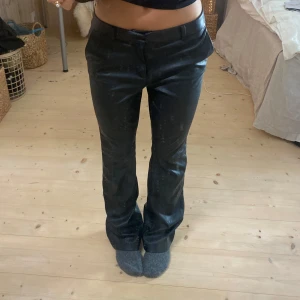 Svarta skinnbyxor - Snygga svarta skinnbyxor i mycket bra skick. Helt perfekta!